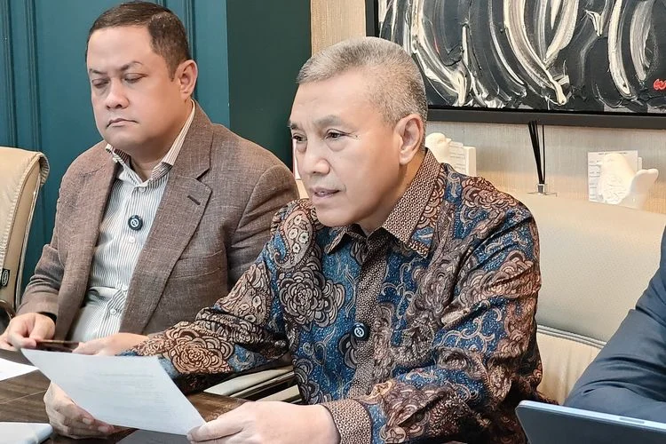 Pengacara eks Menteri Pendidikan, Kebudayaan, Riset, dan Teknologi (Mendikbudristek) Nadiem Makarim, Dodi S Abdulkadir, dalam konferensi pers di Jakarta, Selasa (9/12/2025).(Foto: KOMPAS.com)